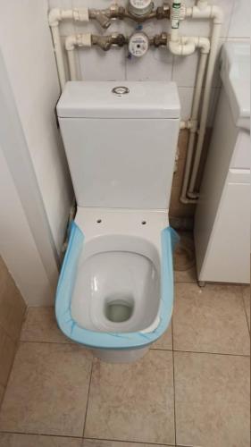Установка унитаза.